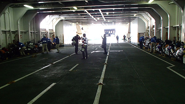 フェリーに乗船